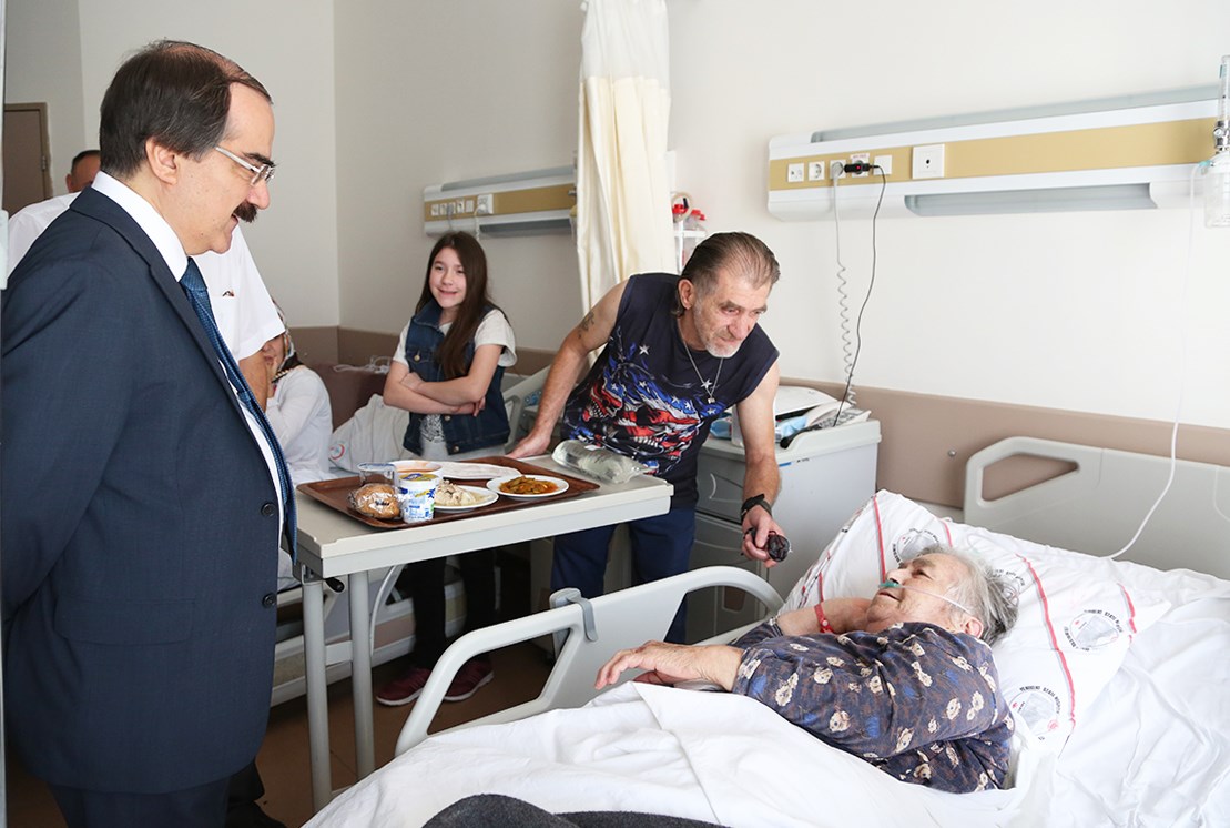 Vali Coş, Bir Saldırgan Tarafından Bıçaklanan Dr. Fikret Öztürk’ü