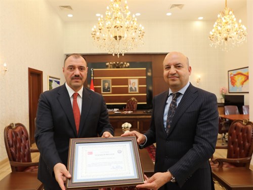 Vali Kaldırım’dan Toyota Otomotiv Sanayi Türkiye’ye Araç Bağışı Teşekkürü