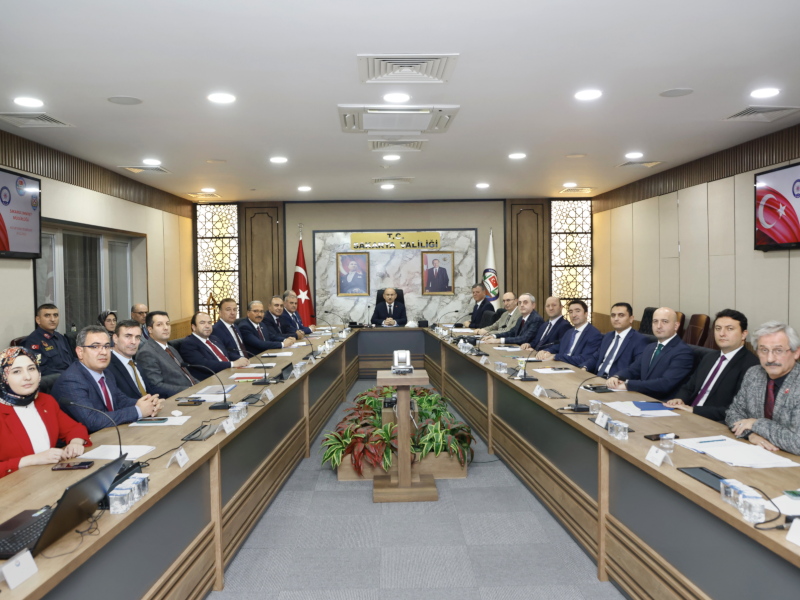 Vali KARADENİZ’in Başkanlığında Kış Mevsiminde Alınacak Trafik Tedbirlerine İlişkin Toplantı Gerçekleştirildi